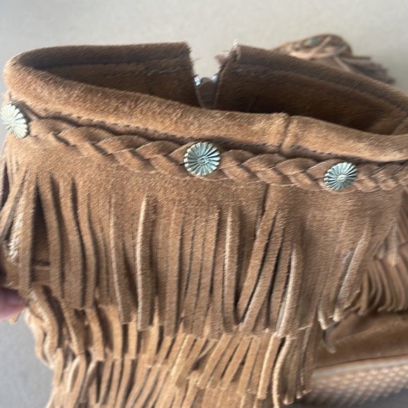 Minnetonka Miles High 5 fringe moccasin boots - Picture 6 of 10